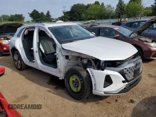 2024 Audi Q8 e-tron Premium z VIN WA14AAGE2RB015813, wystawiony jako Copart lot #61265424 z przebiegiem 1315 mil mil oraz Szkody całkowita. Historia ofert i sprzedaży dostępna na DreamBid. Obrazek 4.