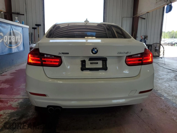 2015 BMW 3 Series 328i xDrive z VIN WBA3B5C5XFP653959, wystawiony jako Copart lot #61956095 z przebiegiem 97 599 mil mil oraz Szkoda całkowita • Salvage title. Historia ofert i sprzedaży dostępna na DreamBid. Obrazek 6.