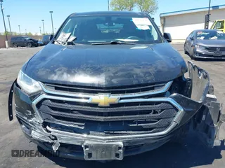 2019 Chevrolet Traverse LS z VIN 1GNERFKW3KJ222388, wystawiony jako IAAI lot #42225444 z przebiegiem 94 777 mil mil oraz . Historia ofert i sprzedaży dostępna na DreamBid. Obrazek 12.