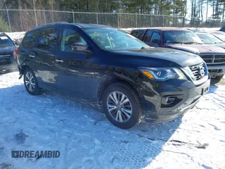 2019 Nissan Pathfinder S z VIN 5N1DR2MM8KC577081, wystawiony jako IAAI lot #41331941 z przebiegiem 95 715 mil mil oraz . Historia ofert i sprzedaży dostępna na DreamBid. Obrazek 1.