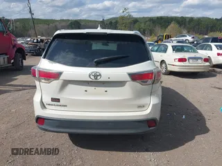 2014 Toyota Highlander XLE z VIN 5TDKKRFH7ES028046, wystawiony jako IAAI lot #41792653 z przebiegiem Nie podano mil oraz . Historia ofert i sprzedaży dostępna na DreamBid. Obrazek 16.