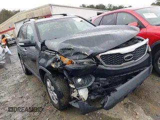 2013 Kia Sorento LX z VIN 5XYKT3A69DG354992, wystawiony jako IAAI lot #41538447 z przebiegiem 178 027 mil mil oraz . Historia ofert i sprzedaży dostępna na DreamBid. Obrazek 1.