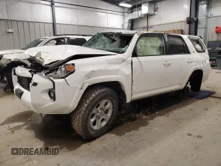 2022 Toyota 4Runner SR5 z VIN JTEMU5JR9N6017640, wystawiony jako Copart lot #48522855 z przebiegiem 60 393 mil mil oraz Szkoda całkowita • Salvage title. Historia ofert i sprzedaży dostępna na DreamBid. Obrazek 1.