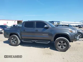 2017 Toyota Tacoma SR5 z VIN 3TMCZ5AN4HM052380, wystawiony jako IAAI lot #42277918 z przebiegiem 62 238 mil mil oraz . Historia ofert i sprzedaży dostępna na DreamBid. Obrazek 14.