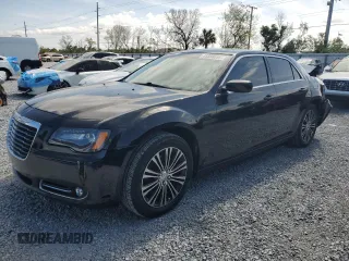 2013 Chrysler 300 S z VIN 2C3CCAGG7DH739479, wystawiony jako Copart lot #45338055 z przebiegiem 170 699 mil mil oraz Szkoda całkowita • Salvage title. Historia ofert i sprzedaży dostępna na DreamBid. Obrazek 1.