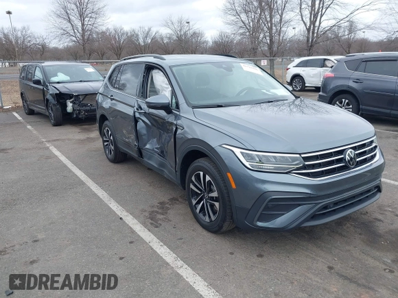 2022 Volkswagen Tiguan S with VIN 3VV0B7AX1NM042942, listed as a IAAI auction lot 41715996 with 30,390 mi miles. Bid and sale history available at carsss.com. Image 6.