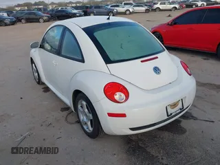 2010 Volkswagen New Beetle Coupe with VIN 3VWPG3AG5AM019369, listed as a IAAI auction lot 41781892 with 85,059 mi miles. Bid and sale history available at carsss.com. Image 3.