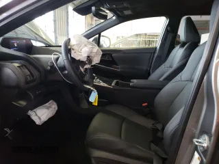 2023 Toyota bZ4X XLE z VIN JTMABACA4PA020538, wystawiony jako Copart lot #81643063 z przebiegiem 4 171 mil mil oraz . Historia ofert i sprzedaży dostępna na DreamBid. Obrazek 7.