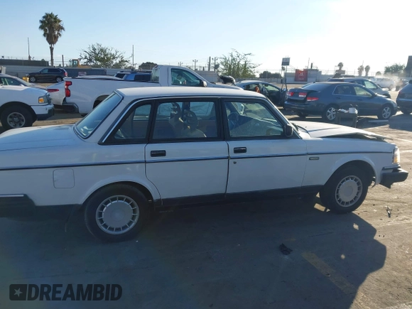1990 Volvo 240 z VIN YV1AA8846L1429028, wystawiony jako IAAI lot #41370630 z przebiegiem 132 354 mil mil oraz . Historia ofert i sprzedaży dostępna na DreamBid. Obrazek 13.