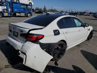 2021 BMW M5 z VIN WBS83CH00MCF66384, wystawiony jako Copart lot #55324995 z przebiegiem Nie podano mil oraz Szkody całkowita. Historia ofert i sprzedaży dostępna na DreamBid. Obrazek 3.