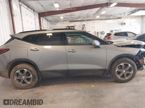 2023 Chevrolet Blazer LT z VIN 3GNKBCR4XPS214756, wystawiony jako IAAI lot #42097217 z przebiegiem 26 783 mil mil oraz . Historia ofert i sprzedaży dostępna na DreamBid. Obrazek 13.