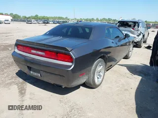 2013 Dodge Challenger SXT z VIN 2C3CDYAG9DH724917, wystawiony jako IAAI lot #41985775 z przebiegiem 123 565 mil mil oraz . Historia ofert i sprzedaży dostępna na DreamBid. Obrazek 4.