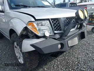 2005 Nissan Pathfinder SE z VIN 5N1AR18W35C790033, wystawiony jako IAAI lot #41949129 z przebiegiem 227 199 mil mil oraz . Historia ofert i sprzedaży dostępna na DreamBid. Obrazek 6.