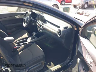 2024 Kia Forte LXS z VIN 3KPF24AD6RE826949, wystawiony jako IAAI lot #42078753 z przebiegiem 13 679 mil mil oraz . Historia ofert i sprzedaży dostępna na DreamBid. Obrazek 5.