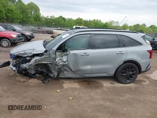 2022 Kia Sorento SX z VIN 5XYRKDLF2NG119453, wystawiony jako IAAI lot #42157576 z przebiegiem 66 733 mil mil oraz . Historia ofert i sprzedaży dostępna na DreamBid. Obrazek 13.