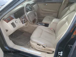 2006 Cadillac DTS 1SD z VIN 1G6KD57Y16U140102, wystawiony jako Copart lot #46145435 z przebiegiem 95 567 mil mil oraz Szkody całkowita. Historia ofert i sprzedaży dostępna na DreamBid. Obrazek 7.