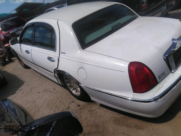 1998 Lincoln Town Car Signature with VIN 1LNFM82W4WY672955, listed as a IAAI auction lot 42211994 with 162,058 mi miles and . Bid and sale history available at DreamBid. Image 3.