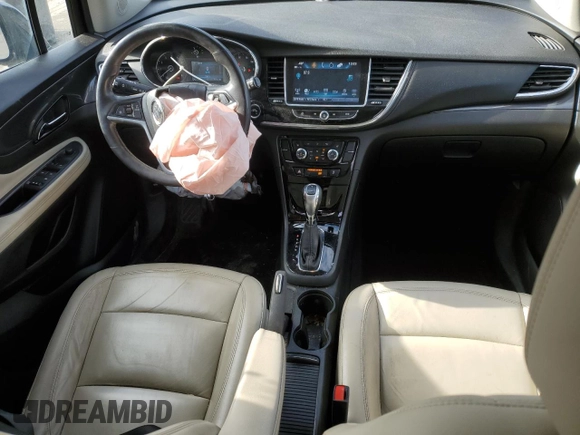 2020 Buick Encore Essence z VIN KL4CJGSB3LB033577, wystawiony jako Copart lot #53960845 z przebiegiem 57 581 mil mil oraz Szkody całkowita. Historia ofert i sprzedaży dostępna na DreamBid. Obrazek 8.