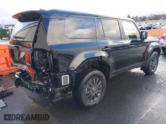 2024 Toyota Land Cruiser z VIN JTEABFAJ7RK015987, wystawiony jako IAAI lot #41168318 z przebiegiem 1662 mil mil oraz . Historia ofert i sprzedaży dostępna na DreamBid. Obrazek 4.