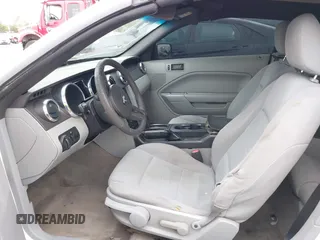 2007 Ford Mustang Deluxe z VIN 1ZVFT84N575265691, wystawiony jako IAAI lot #42385616 z przebiegiem 119 055 mil mil oraz . Historia ofert i sprzedaży dostępna na DreamBid. Obrazek 5.