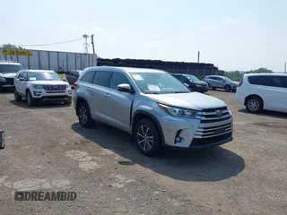 2018 Toyota Highlander SE z VIN 5TDJZRFHXJS822640, wystawiony jako IAAI lot #42497104 z przebiegiem 172 729 mil mil oraz . Historia ofert i sprzedaży dostępna na DreamBid. Obrazek 1.