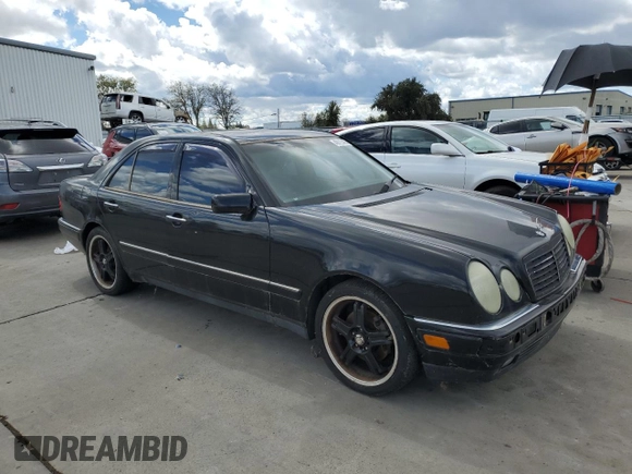 1999 Mercedes-Benz E 320 z VIN WDBJF65H6XA858046, wystawiony jako Copart lot #49115495 z przebiegiem Nie podano mil oraz Czysty tytuł • Clean title. Historia ofert i sprzedaży dostępna na DreamBid. Obrazek 4.