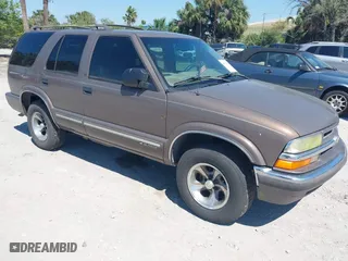 2000 Chevrolet Blazer LS with VIN 1GNCS13W0Y2244381, listed as a IAAI auction lot 41762904 with 196,962 mi miles. Bid and sale history available at carsss.com. Image 1.