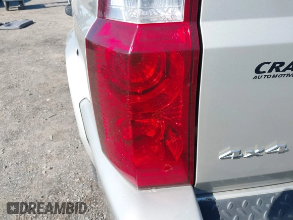 2006 Jeep Commander z VIN 1J8HG48N16C363512, wystawiony jako IAAI lot #41991213 z przebiegiem 205 757 mil mil oraz . Historia ofert i sprzedaży dostępna na DreamBid. Obrazek 13.