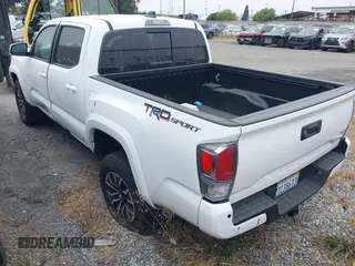 2023 Toyota Tacoma SR5 z VIN 3TMAZ5CNXPM208862, wystawiony jako IAAI lot #42206860 z przebiegiem 11 354 mil mil oraz . Historia ofert i sprzedaży dostępna na DreamBid. Obrazek 3.