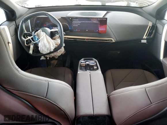 2023 BMW iX xDrive50 z VIN WB523CF08PCL23354, wystawiony jako Copart lot #67861052 z przebiegiem 718 mil mil oraz . Historia ofert i sprzedaży dostępna na DreamBid. Obrazek 8.