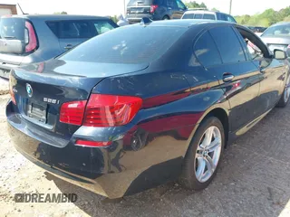 2015 BMW 5 Series 528i xDrive z VIN WBA5A7C52FD625632, wystawiony jako IAAI lot #41988561 z przebiegiem Nie podano mil oraz . Historia ofert i sprzedaży dostępna na DreamBid. Obrazek 4.