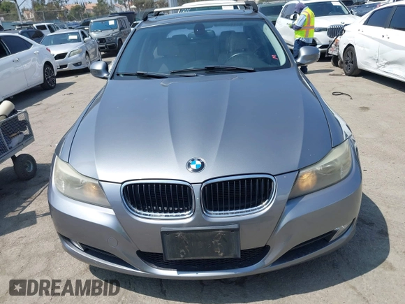 2011 BMW 3 Series 328i z VIN WBAPH5G58BNM81012, wystawiony jako IAAI lot #42429979 z przebiegiem 107 779 mil mil oraz . Historia ofert i sprzedaży dostępna na DreamBid. Obrazek 6.