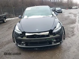 2022 Tesla Model Y Long Range z VIN 7SAYGDEE9NF331410, wystawiony jako IAAI lot #41580172 z przebiegiem 81 794 mil mil oraz . Historia ofert i sprzedaży dostępna na DreamBid. Obrazek 12.