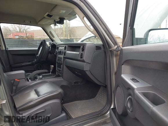 2008 Jeep Commander Sport with VIN 1J8HG48K98C135234, listed as a IAAI auction lot 41920183 with 247,452 mi miles. Bid and sale history available at carsss.com. Image 5.