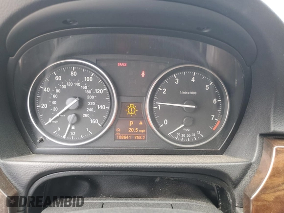 2011 BMW 3 Series 328i xDrive z VIN WBAPK5G58BNN26306, wystawiony jako Copart lot #54790895 z przebiegiem 108 641 mil mil oraz Szkody całkowita. Historia ofert i sprzedaży dostępna na DreamBid. Obrazek 9.