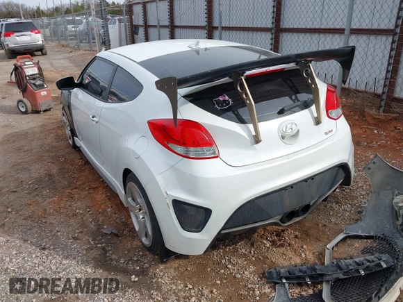 2013 Hyundai Veloster Turbo z VIN KMHTC6AE2DU128607, wystawiony jako IAAI lot #41788836 z przebiegiem 115 500 mil mil oraz . Historia ofert i sprzedaży dostępna na DreamBid. Obrazek 3.