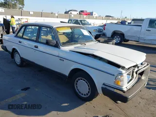 1990 Volvo 240 z VIN YV1AA8846L1429028, wystawiony jako IAAI lot #41370630 z przebiegiem 132 354 mil mil oraz . Historia ofert i sprzedaży dostępna na DreamBid. Obrazek 1.