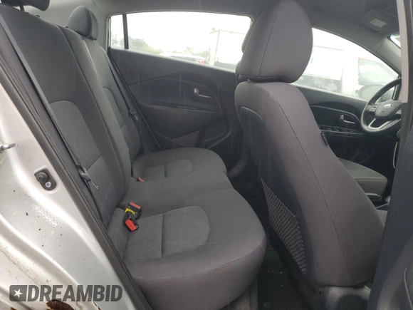 2013 Kia Rio LX z VIN KNADM4A30D6272845, wystawiony jako Copart lot #58018695 z przebiegiem 60 589 mil mil oraz Czysty tytuł • Clean title. Historia ofert i sprzedaży dostępna na DreamBid. Obrazek 10.