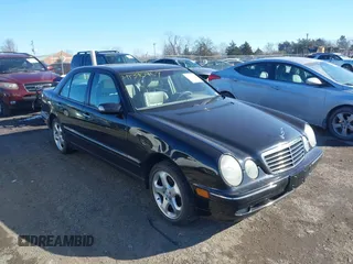 2002 Mercedes-Benz E-Class with VIN WDBJF82JX2X072422, listed as a IAAI auction lot 41390957 with 132,825 mi miles. Bid and sale history available at carsss.com. Image 1.