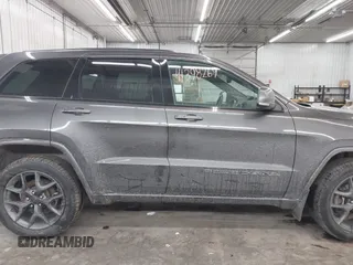 2021 Jeep Grand Cherokee 80th Anniversary z VIN 1C4RJFBG9MC580645, wystawiony jako IAAI lot #41398269 z przebiegiem 79 057 mil mil oraz . Historia ofert i sprzedaży dostępna na DreamBid. Obrazek 13.