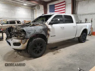 2021 Ram 2500 Laramie z VIN 3C6UR5FL3MG502502, wystawiony jako Copart lot #52140935 z przebiegiem Nie podano mil oraz Nie do naprawy • Non repairable. Historia ofert i sprzedaży dostępna na DreamBid. Obrazek 1.