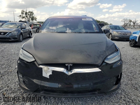 2017 Tesla Model X 90D z VIN 5YJXCBE2XHF060912, wystawiony jako Copart lot #55286205 z przebiegiem Nie podano mil oraz Szkoda całkowita • Salvage title. Historia ofert i sprzedaży dostępna na DreamBid. Obrazek 5.