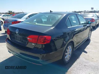 2014 Volkswagen Jetta Sedan SE w/Connectivity with VIN 3VWD07AJ5EM382352, listed as a IAAI auction lot 41722041 with 222,806 mi miles. Bid and sale history available at carsss.com. Image 4.