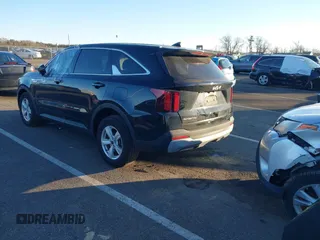 2024 Kia Sorento LX z VIN 5XYRG4JC5RG274627, wystawiony jako IAAI lot #41646967 z przebiegiem 23 440 mil mil oraz . Historia ofert i sprzedaży dostępna na DreamBid. Obrazek 3.