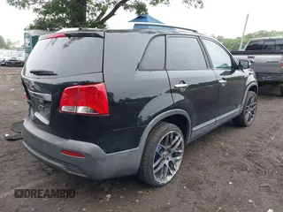 2012 Kia Sorento LX z VIN 5XYKTDA20CG218154, wystawiony jako IAAI lot #42428383 z przebiegiem 126 889 mil mil oraz . Historia ofert i sprzedaży dostępna na DreamBid. Obrazek 4.