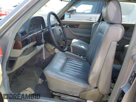 1984 Mercedes-Benz 500 z VIN WDBCA37B9EA072690, wystawiony jako Copart lot #76341244 z przebiegiem Nie podano mil oraz Szkoda całkowita • Salvage title. Historia ofert i sprzedaży dostępna na DreamBid. Obrazek 7.