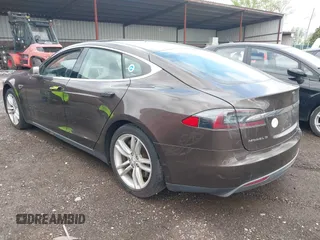 2014 Tesla Model S 60 z VIN 5YJSA1H19EFP51406, wystawiony jako IAAI lot #42179183 z przebiegiem 157 000 mil mil oraz . Historia ofert i sprzedaży dostępna na DreamBid. Obrazek 3.
