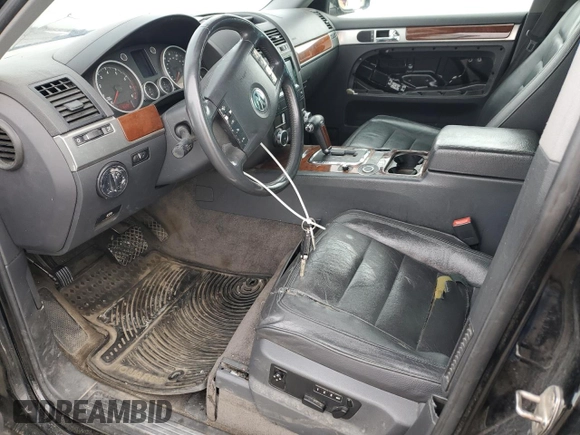 2004 Volkswagen Touareg z VIN WVGBC77LX4D062055, wystawiony jako Copart lot #45960445 z przebiegiem 201 819 mil mil oraz Szkoda całkowita • Salvage title. Historia ofert i sprzedaży dostępna na DreamBid. Obrazek 7.