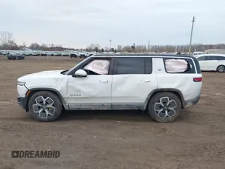 2024 Rivian R1S Adventure z VIN 7PDSGABA4RN039358, wystawiony jako IAAI lot #41824503 z przebiegiem 15 656 mil mil oraz . Historia ofert i sprzedaży dostępna na DreamBid. Obrazek 13.