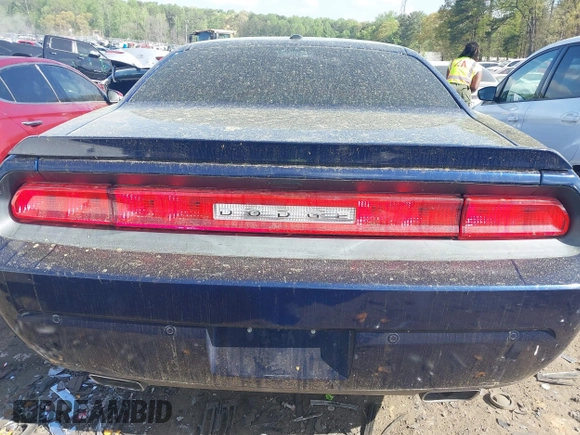 2013 Dodge Challenger SXT z VIN 2C3CDYAG2DH587643, wystawiony jako IAAI lot #41964792 z przebiegiem 179 791 mil mil oraz . Historia ofert i sprzedaży dostępna na DreamBid. Obrazek 16.